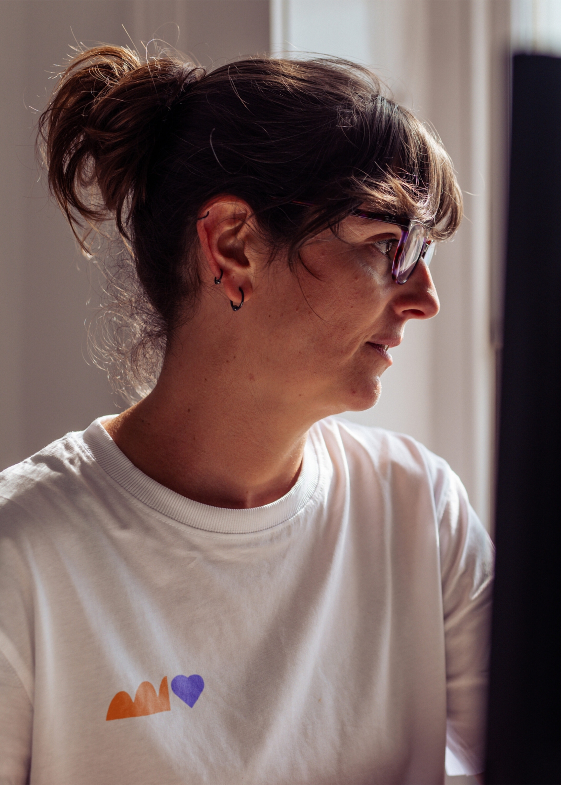 Lady working with Spectrum Life branded t-shirt on